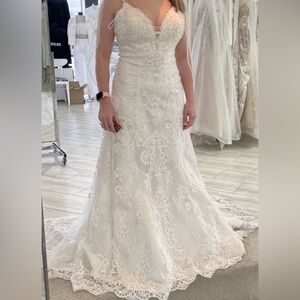 Allure bridal 9605,  New ivory no alterations